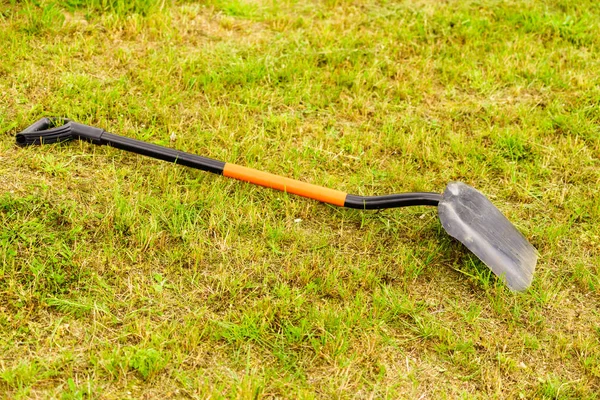 Schaufelspaten stehen draußen. — Stockfoto