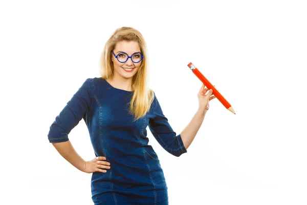 Mujer positiva sostiene lápiz grande en la mano —  Fotos de Stock
