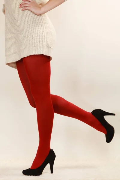 Kobieta nogi w rajstopy czerwone żywe kolory czarne buty na obcasie — Zdjęcie stockowe