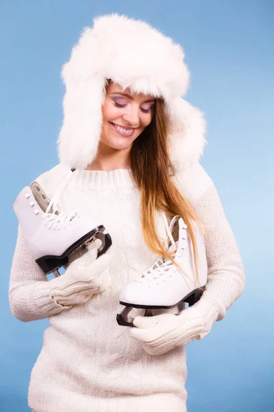 Vrouw met ijs-of rolschaatsen klaar voor schaatsen. — Stockfoto
