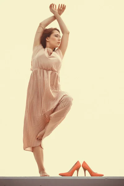 Femme dansant portant une longue robe rose clair — Photo