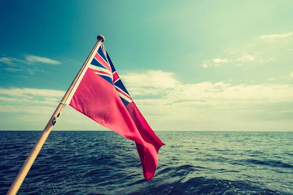 สหราชอาณาจักรสีแดงสัญลักษณ์ธงทางทะเลของอังกฤษที่บินจากเรือยอชท์ — ภาพถ่ายสต็อก