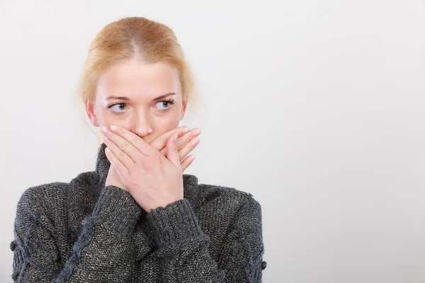 Shocked woman holding hand on lips — Stock Photo, Image