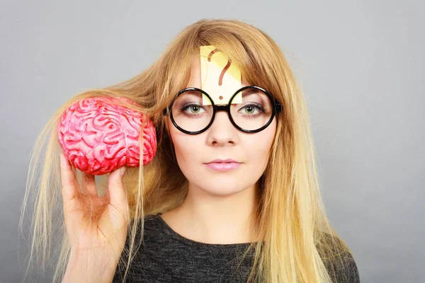 Mujer extraña sosteniendo el cerebro teniendo idea — Foto de Stock