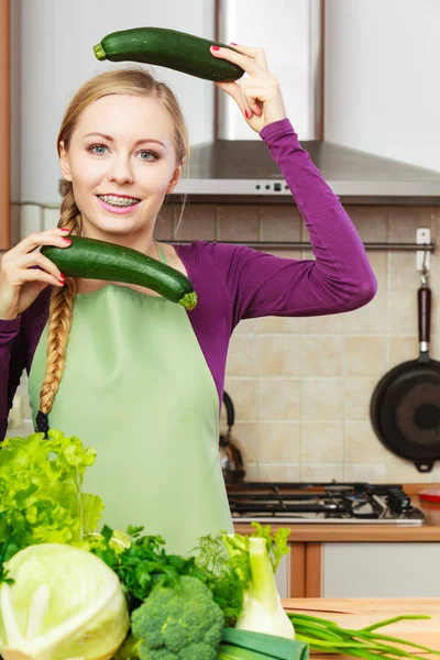 Donna casalinga in cucina con verdure verdi — Foto Stock