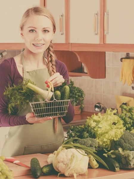 Kobieta w kuchni o warzyw gospodarstwa kosz na zakupy — Zdjęcie stockowe