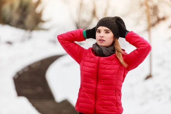 Femme portant des vêtements de sport s'exerçant à l'extérieur pendant l'hiver — Photo