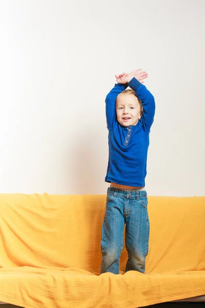 Pequeño niño jugando y divirtiéndose — Foto de Stock