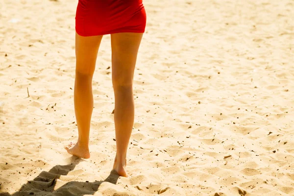 Donna gambe a piedi sulla spiaggia di sabbia — Foto Stock