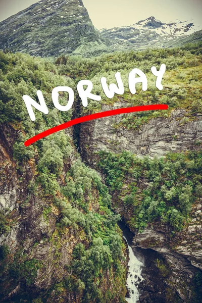 Kleine waterval in Bergen, Noorwegen. — Stockfoto