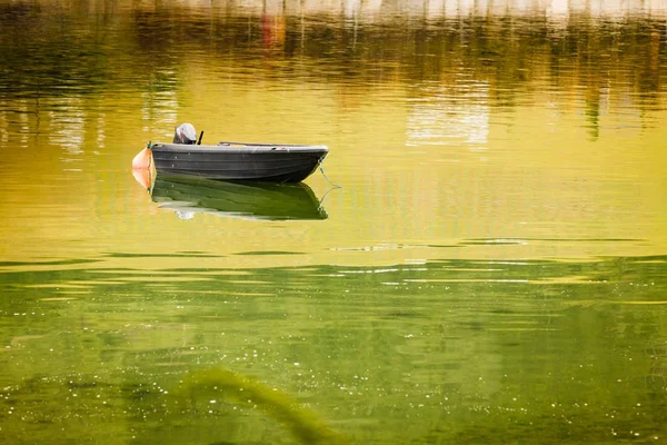 Petit bateau en surface de l'eau — Photo