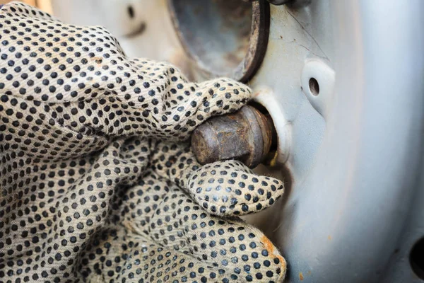 Upevnění automobilové pneumatiky s ráfku — Stock fotografie