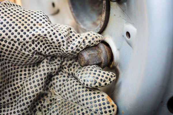 Autoreifen mit Felge befestigen — Stockfoto