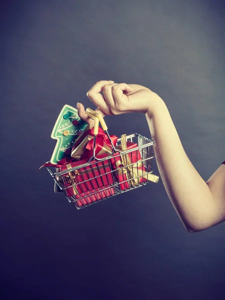 Frau hält Einkaufswagen mit Weihnachtsbaum in der Hand — Stockfoto
