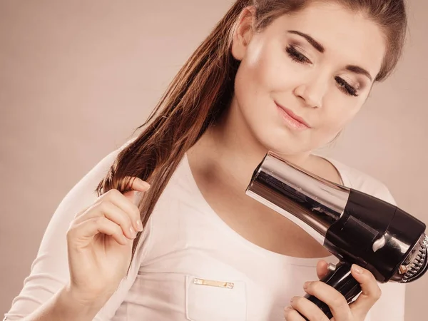 Mujer secándose el cabello usando secador de pelo —  Fotos de Stock