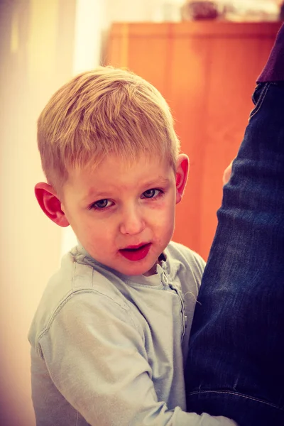 Niño feliz haciendo caras tontas graciosas —  Fotos de Stock