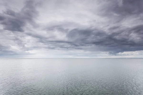 Tiro idílico de água do mar horizontal e céu — Fotografia de Stock