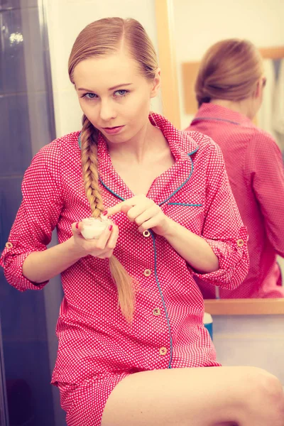 Woman applying moisturizing skin cream. Skincare. — Stock Photo, Image