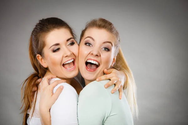 Två glada vänner kvinnor kramar — Stockfoto