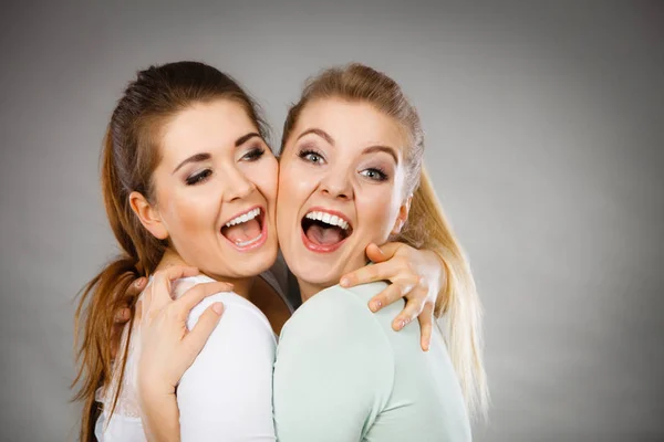 Dois amigos felizes mulheres abraçando — Fotografia de Stock