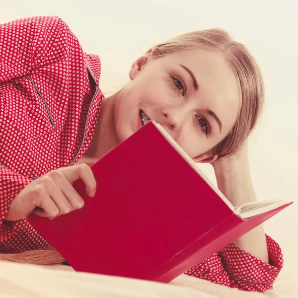 Vrouw in bed lezen boek ontspannen — Stockfoto