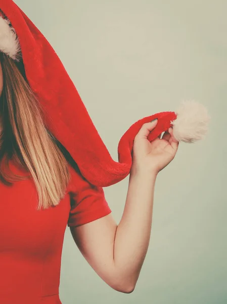 Donna vestita di rosso e cappello di Natale — Foto Stock