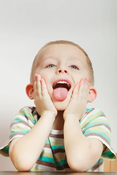 Criança fazendo caras engraçadas sendo entediado — Fotografia de Stock