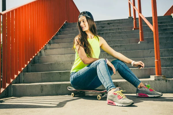 Chica en las escaleras con monopatín . —  Fotos de Stock