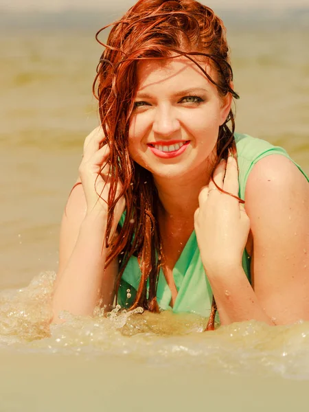 Mulher ruiva posando na água durante o verão — Fotografia de Stock