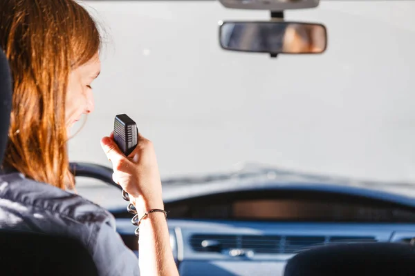 Jovem dirigindo carro usando rádio cb — Fotografia de Stock