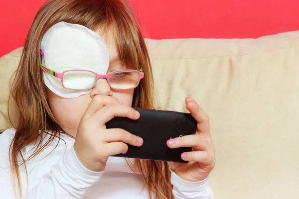 ゲームをプレイして目に包帯で幼児の女の子 — ストック写真