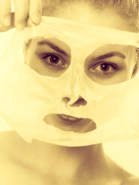 Kobieta, usuwanie twarzy peel off mask. — Zdjęcie stockowe