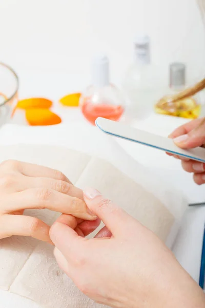 La preparación de las uñas antes de la manicura, esteticista limar las uñas — Foto de Stock