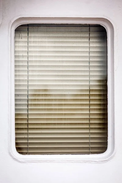 Fenêtre en forme de rectangle arrondi avec stores — Photo