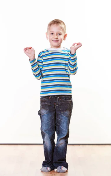 Pequeño chico divertirse solo en casa . — Foto de Stock