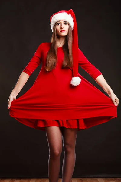 Santa claus şapka siyah giyen kadın — Stok fotoğraf