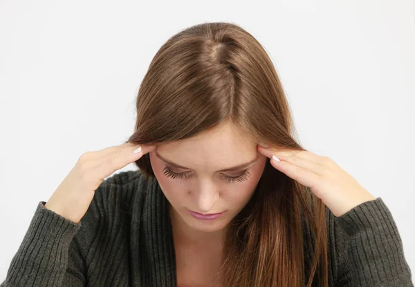 Mladá žena s bolestivé bolesti hlavy — Stock fotografie