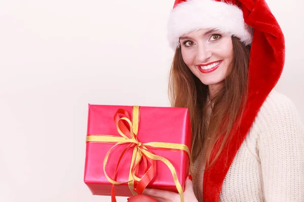 Frau im Geschenkkarton. Weihnachtszeit — Stockfoto