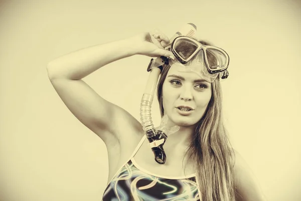Donna con maschera di snorkeling divertirsi — Foto Stock