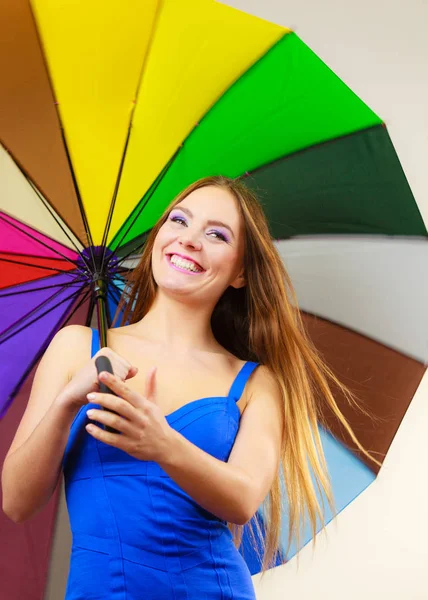 Женщина в летнем платье держит красочный зонтик — стоковое фото