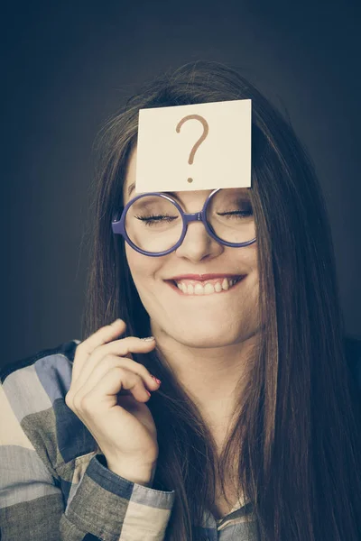 Mujer pensando signo de interrogación en su cabeza — Foto de Stock