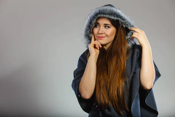 Mujer feliz usando poncho oscuro con capucha —  Fotos de Stock