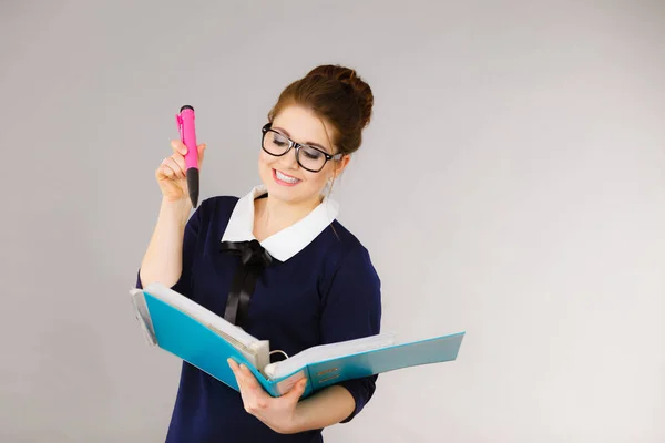 Mujer de negocios positiva feliz celebración de carpeta con documentos — Foto de Stock