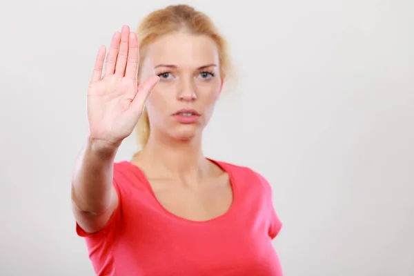 Woman showing stop gesture with open hand — Stock Photo, Image