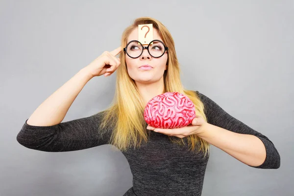 Donna strana che tiene il cervello con l'idea — Foto Stock