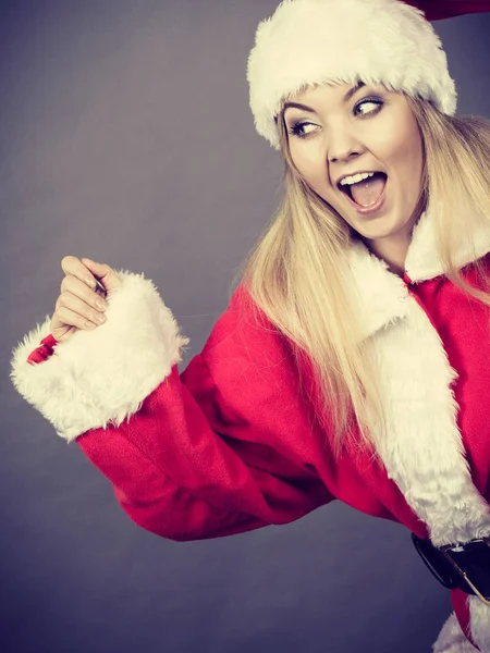 Glückliche Frau im Weihnachtsmann-Helferkostüm — Stockfoto
