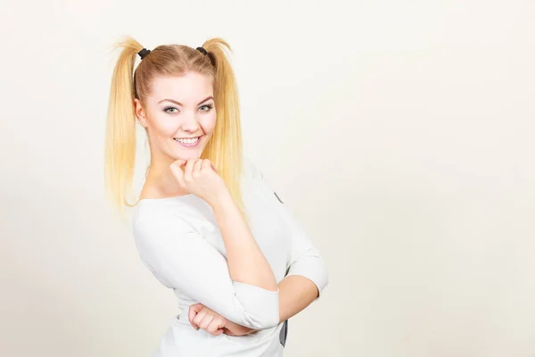 Gelukkig blonde tiener meisje met extensie — Stockfoto