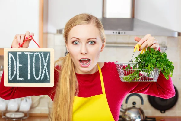 Woman holding detox sign and shopping basket with — Stock Photo, Image
