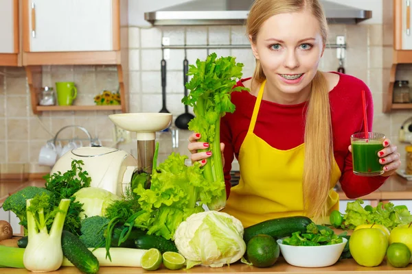 Žena v kuchyni hospodářství šťávy zeleninové smoothie — Stock fotografie