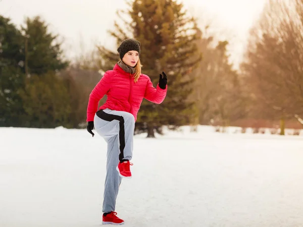 Γυναίκα που φοράει αθλητικά ρούχα άσκηση εκτός κατά τη διάρκεια του χειμώνα — Φωτογραφία Αρχείου
